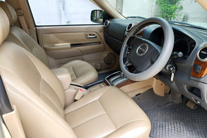 เช่ารถยนต์ Isuzu MU7 ภาพถ่าย 2