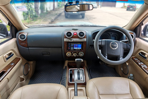 เช่ารถยนต์ Isuzu MU7 ภาพถ่าย 3