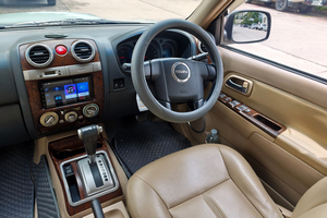 เช่ารถยนต์ Isuzu MU7 ภาพถ่าย 16